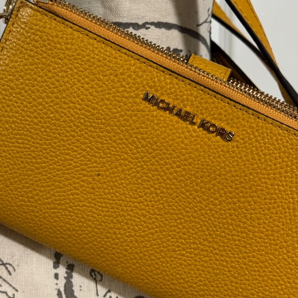 Michael Kors Leather purse and wallet.  Gold  color with Gold grommet - Picture 4 of 7